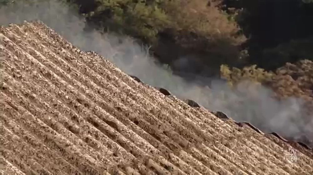 В частном секторе в Севастополе ликвидировали пожар площадью в 200 "квадратов"