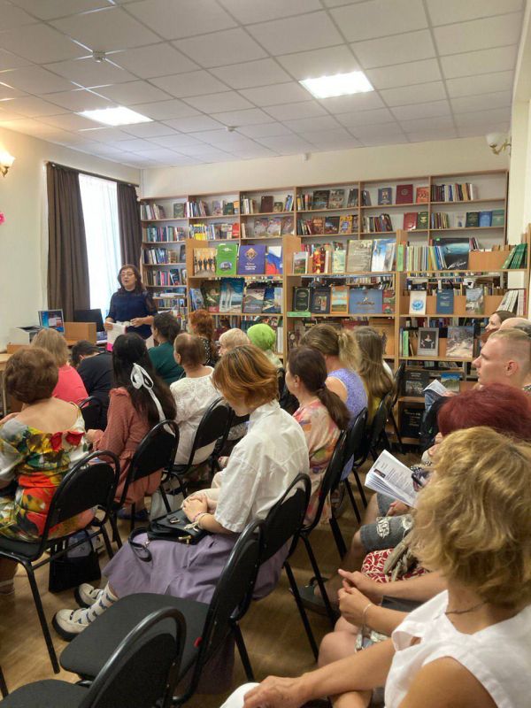 В районной библиотеке им. О. Корсовецкого прошла презентация сборника стихов поэтов Черноморского района «Прекрасная гавань -26» В районной библиотеке им. О. Корсовецкого прошла презентация сборника стихов поэтов Черноморского района «Прекрасная гавань -26»