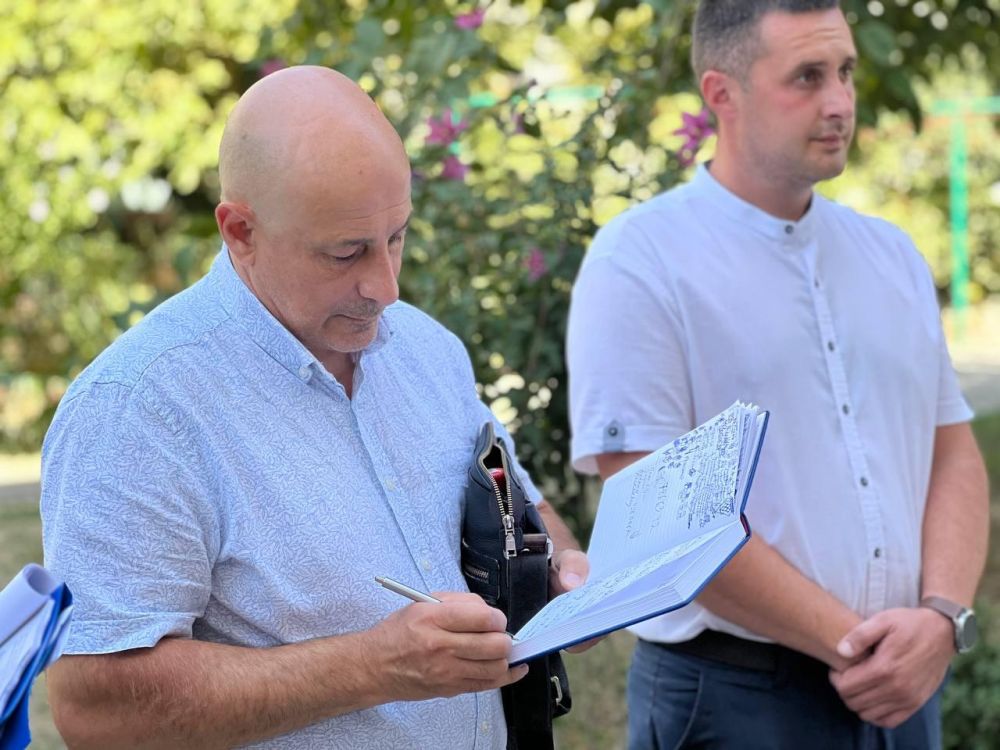 «Традиционно обходим многоквартирные дома, общаемся с председателями по вопросам работы управляющих компаний, разъясняем... «Традиционно обходим многоквартирные дома, общаемся с председателями по вопросам работы управляющих компаний, разъясняем...