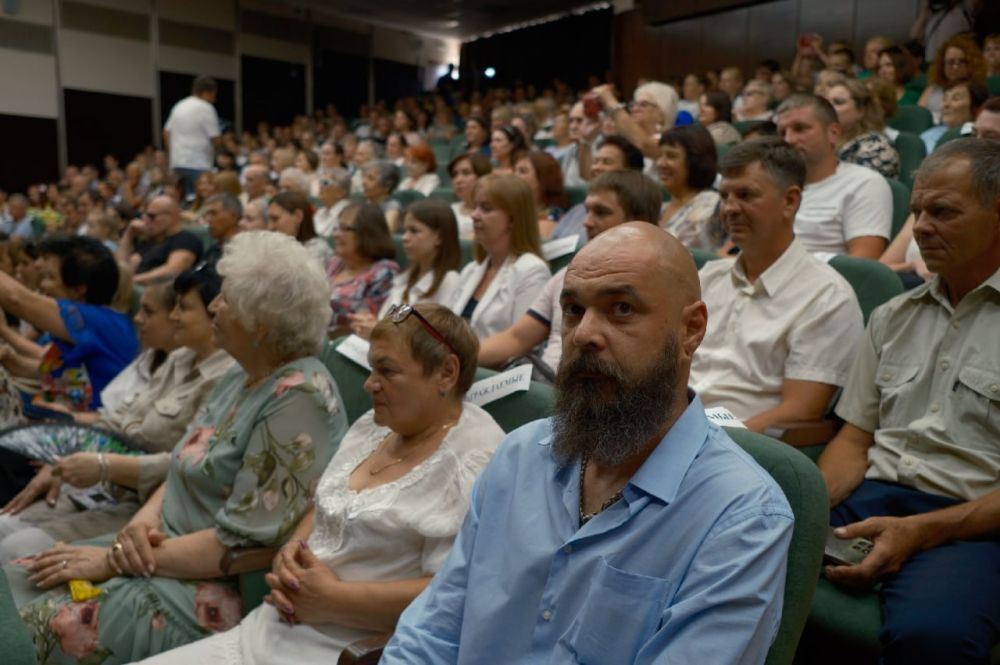 Продолжаем знакомство с лучшими из лучших – ялтинцами, занесенными на Доску почета! Сегодня расскажем о Юрии Владимировиче Осипове – сотруднике «Водоканала ЮБК» Продолжаем знакомство с лучшими из лучших – ялтинцами, занесенными на Доску почета! Сегодня расскажем о Юрии Владимировиче Осипове – сотруднике «Водоканала ЮБК»