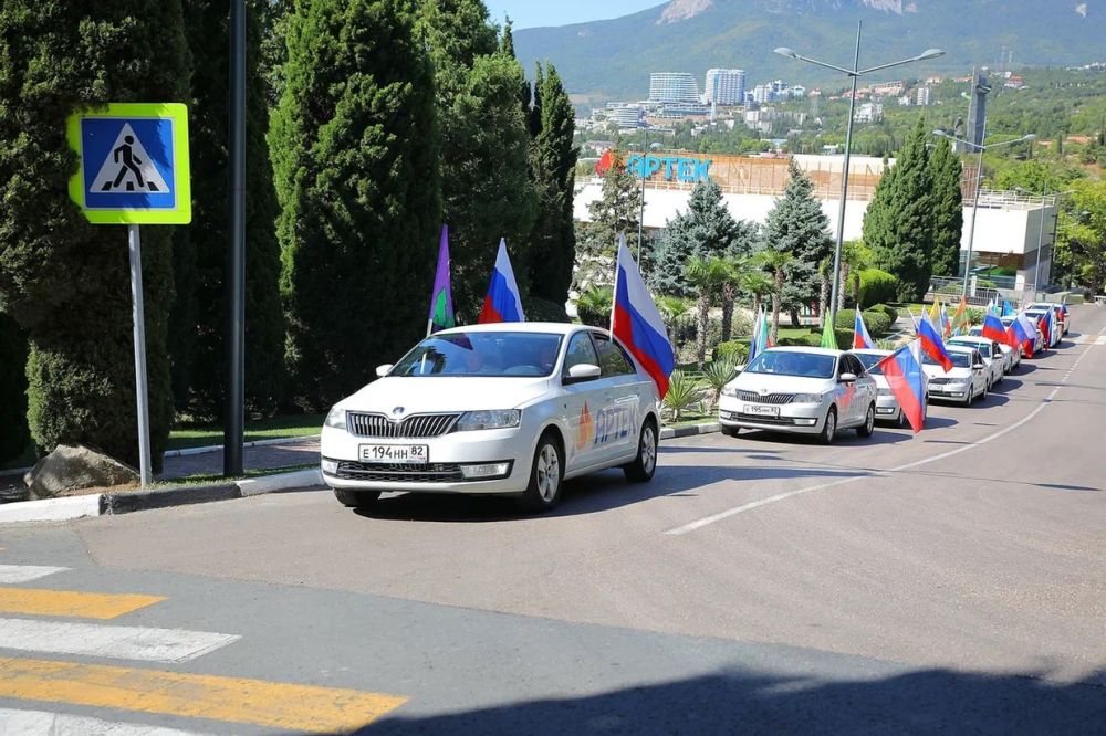 Дню государственного флага РФ в «Артеке» посвятили автопробег Дню государственного флага РФ в «Артеке» посвятили автопробег