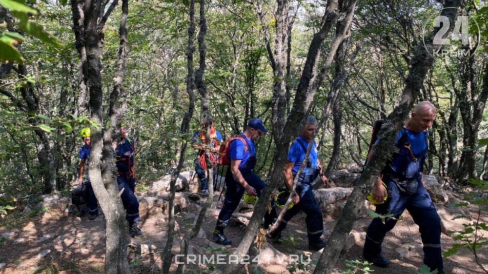 На Ай-Петри крымские спасатели установили флаг России На Ай-Петри крымские спасатели установили флаг России