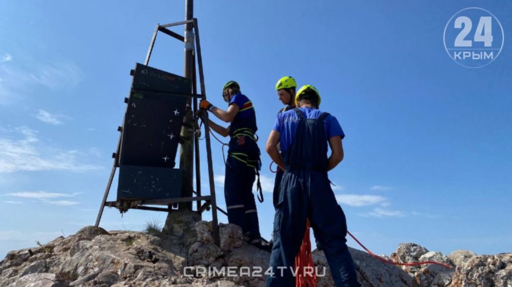 На Ай-Петри крымские спасатели установили флаг России На Ай-Петри крымские спасатели установили флаг России