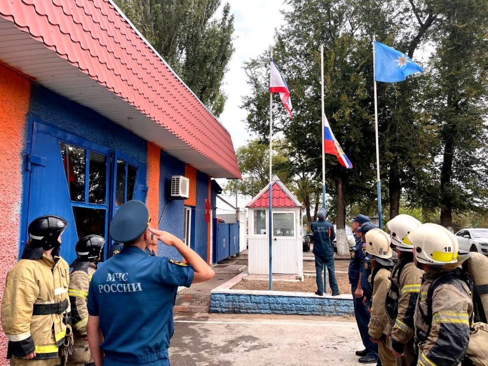 Сотрудники МЧС России в Крыму торжественно подняли триколор в День Государственного Флага РФ Сотрудники МЧС России в Крыму торжественно подняли триколор в День Государственного Флага РФ