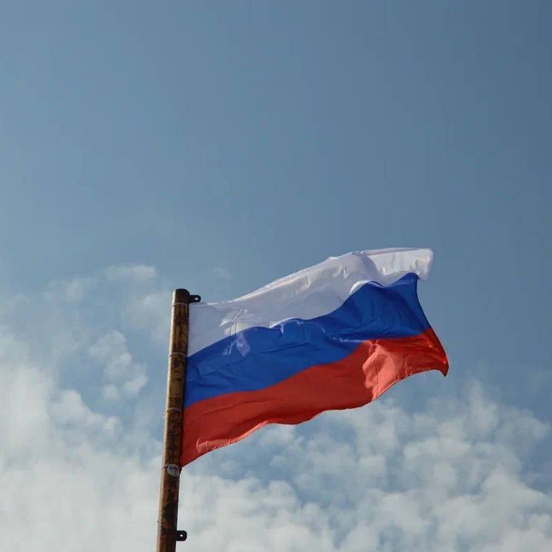 Флаг России подняли на высоте 1234 метра Флаг России подняли на высоте 1234 метра