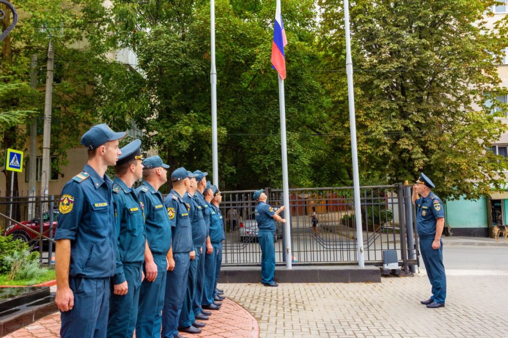 Сотрудники МЧС России в Крыму торжественно подняли триколор в День Государственного Флага РФ Сотрудники МЧС России в Крыму торжественно подняли триколор в День Государственного Флага РФ