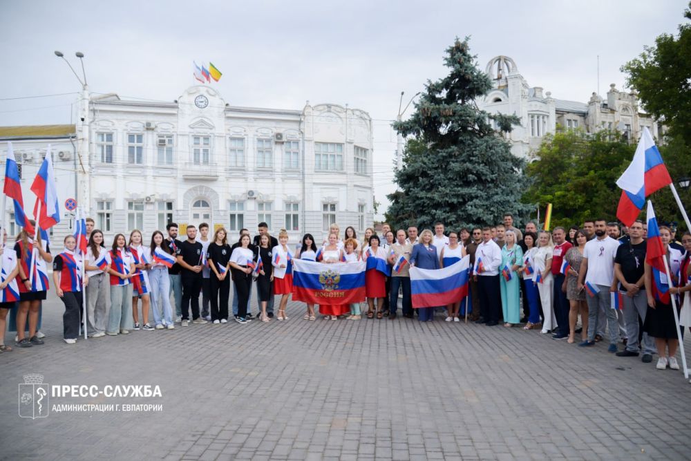 Евпатория отмечает День флага России Евпатория отмечает День флага России