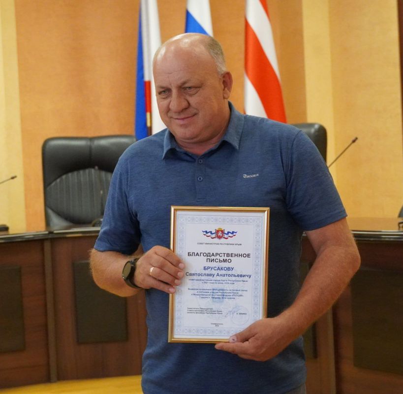 #городские_новости. За вклад в участие Республики Крым в выставке-форуме «Россия» наградили организаторов и участников керченской команды #городские_новости. За вклад в участие Республики Крым в выставке-форуме «Россия» наградили организаторов и участников керченской команды