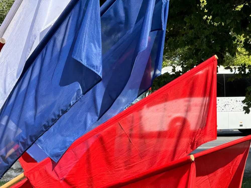Сегодня в День Государственного флага участники губернаторских отрядов на площади Нахимова раздавали жителям Севастополя ленточки триколора Сегодня в День Государственного флага участники губернаторских отрядов на площади Нахимова раздавали жителям Севастополя ленточки триколора