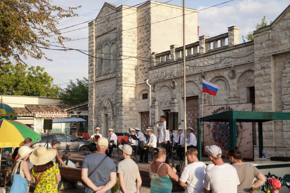 Иван Просоедов: Сегодня Евпатория вместе со всей страной отметила День Государственного флага Российской Федерации Иван Просоедов: Сегодня Евпатория вместе со всей страной отметила День Государственного флага Российской Федерации