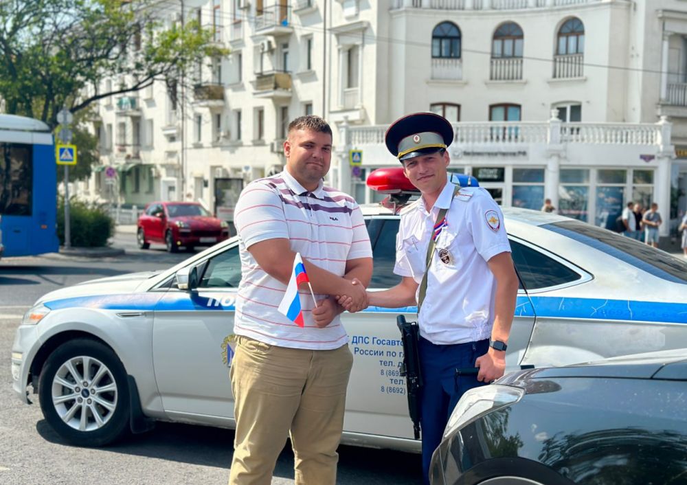 Сотрудники Госавтоинспекции поздравили севастопольцев с Днем Государственного флага Российской Федерации Сотрудники Госавтоинспекции поздравили севастопольцев с Днем Государственного флага Российской Федерации