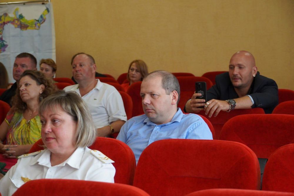 #городские_новости. За вклад в участие Республики Крым в выставке-форуме «Россия» наградили организаторов и участников керченской команды #городские_новости. За вклад в участие Республики Крым в выставке-форуме «Россия» наградили организаторов и участников керченской команды