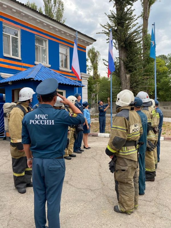 Сотрудники МЧС России в Крыму торжественно подняли триколор в День Государственного Флага РФ Сотрудники МЧС России в Крыму торжественно подняли триколор в День Государственного Флага РФ
