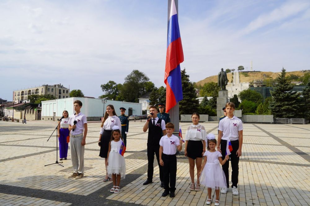 #с_праздником. В Керчи в День Государственного флага Российской Федерации состоялась церемония поднятия флага страны.... #с_праздником. В Керчи в День Государственного флага Российской Федерации состоялась церемония поднятия флага страны....
