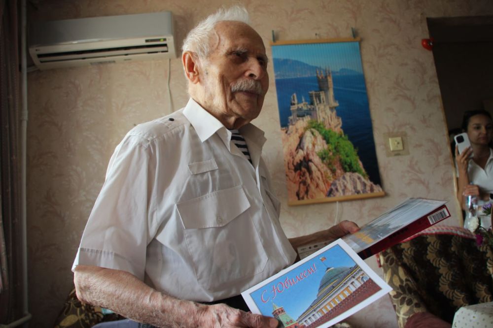 #юбилей. В Керчи поздравили ветерана ВОВ со 105-летием. И.о. заместителя главы администрации Эльдар МУЖДАБАЕВ приехал в гости к Михаилу Федотовичу КОЛЬЧЕНКО в день личного праздника #юбилей. В Керчи поздравили ветерана ВОВ со 105-летием. И.о. заместителя главы администрации Эльдар МУЖДАБАЕВ приехал в гости к Михаилу Федотовичу КОЛЬЧЕНКО в день личного праздника