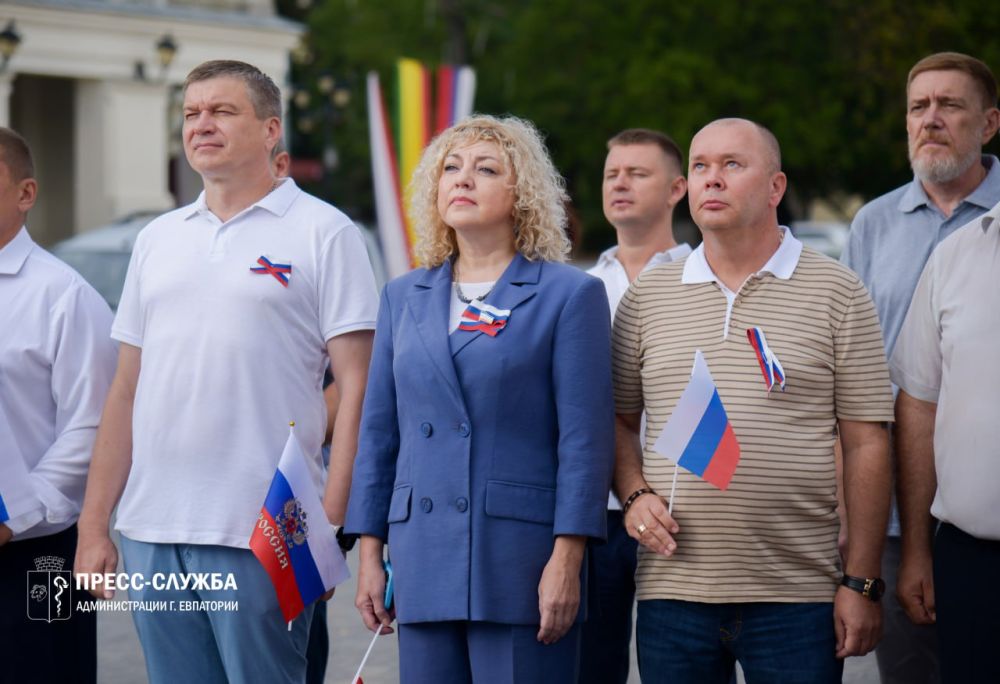 Евпатория отмечает День флага России Евпатория отмечает День флага России