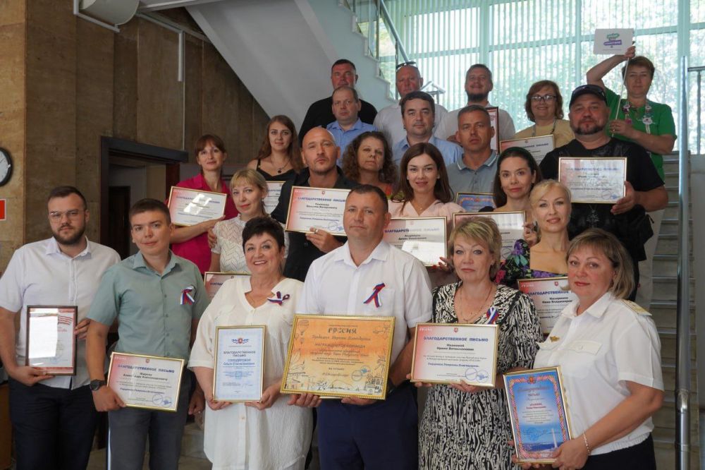 #городские_новости. За вклад в участие Республики Крым в выставке-форуме «Россия» наградили организаторов и участников керченской команды #городские_новости. За вклад в участие Республики Крым в выставке-форуме «Россия» наградили организаторов и участников керченской команды