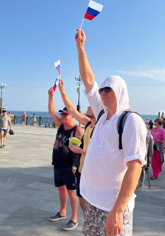 День Государственного флага России в Судаке отметили концертом на городской набережной День Государственного флага России в Судаке отметили концертом на городской набережной
