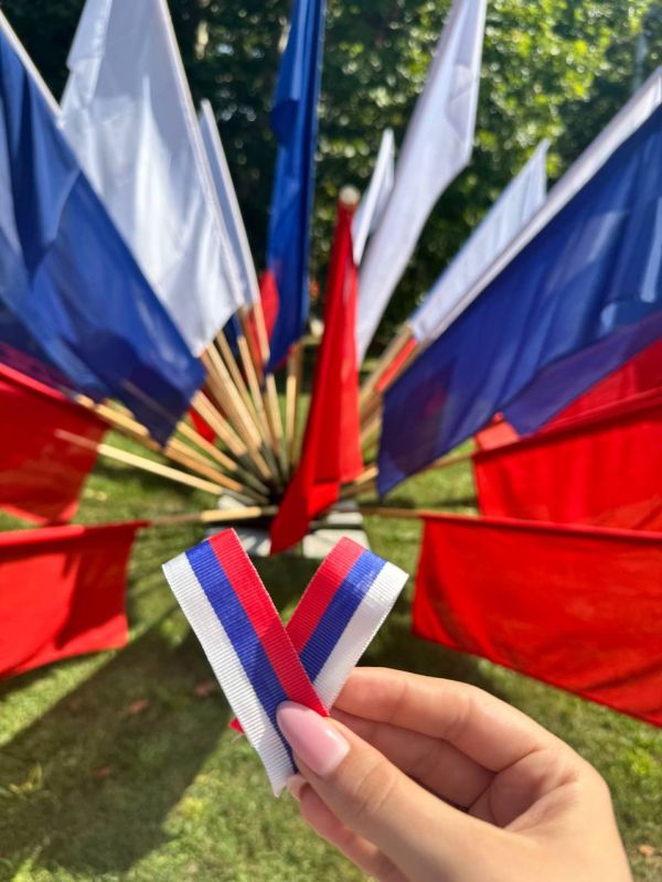 Сегодня в День Государственного флага участники губернаторских отрядов на площади Нахимова раздавали жителям Севастополя ленточки триколора Сегодня в День Государственного флага участники губернаторских отрядов на площади Нахимова раздавали жителям Севастополя ленточки триколора