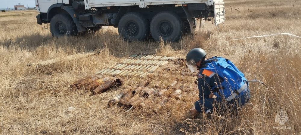 Пиротехники МЧС России уничтожили 357 единиц боеприпасов времён Великой Отечественной войны, а именно (144 артиллерийских снаряда, 47 минометных мин, 62 ручные гранаты, 1 танковую мину и 103 взрывателя) Пиротехники МЧС России уничтожили 357 единиц боеприпасов времён Великой Отечественной войны, а именно (144 артиллерийских снаряда, 47 минометных мин, 62 ручные гранаты, 1 танковую мину и 103 взрывателя)