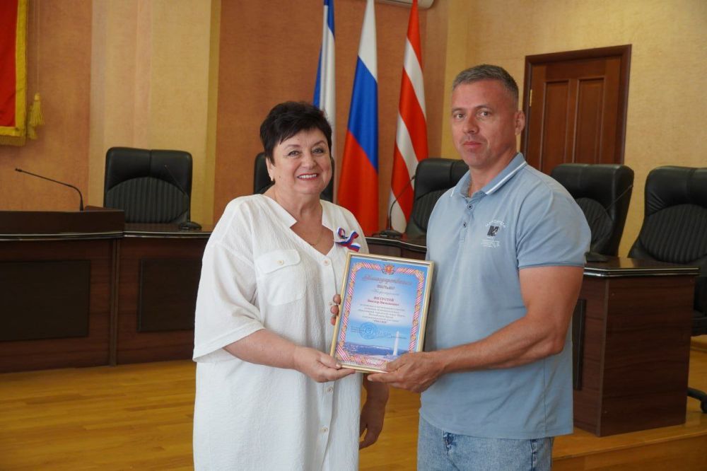 #городские_новости. За вклад в участие Республики Крым в выставке-форуме «Россия» наградили организаторов и участников керченской команды #городские_новости. За вклад в участие Республики Крым в выставке-форуме «Россия» наградили организаторов и участников керченской команды