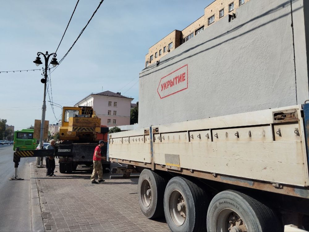 Новости к этому часу:. В Курске начали устанавливать железобетонные укрытия. Такие сооружения появятся на 60 остановках. Также укрытия установят в Железногорске и Курчатове, где находится Курская АЭС Новости к этому часу:. В Курске начали устанавливать железобетонные укрытия. Такие сооружения появятся на 60 остановках. Также укрытия установят в Железногорске и Курчатове, где находится Курская АЭС