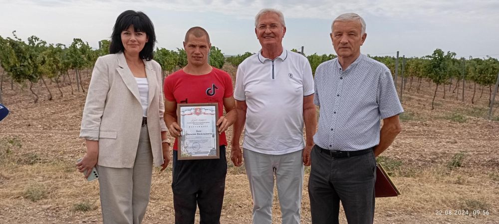 В Крыму идёт активная реализация инвестиционных проектов в отрасли виноградарства В Крыму идёт активная реализация инвестиционных проектов в отрасли виноградарства