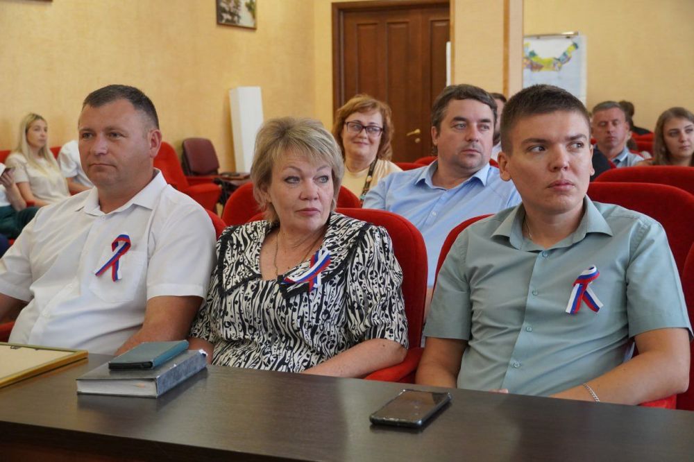 #городские_новости. За вклад в участие Республики Крым в выставке-форуме «Россия» наградили организаторов и участников керченской команды #городские_новости. За вклад в участие Республики Крым в выставке-форуме «Россия» наградили организаторов и участников керченской команды