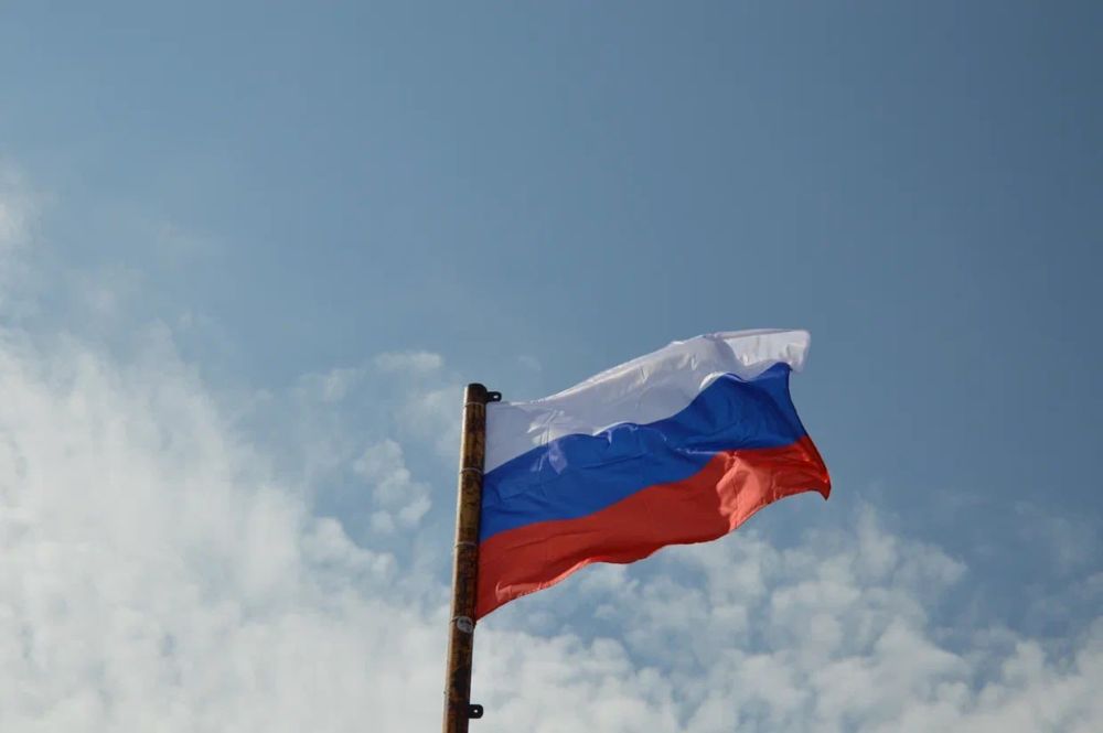 Крымские спасатели водрузили российский триколор на вершине Ай-Петри в честь Дня Государственного флага России Крымские спасатели водрузили российский триколор на вершине Ай-Петри в честь Дня Государственного флага России