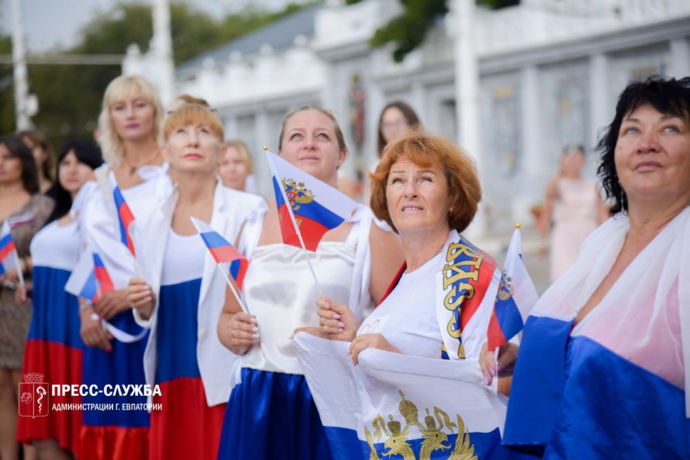 Евпатория отмечает День флага России Евпатория отмечает День флага России