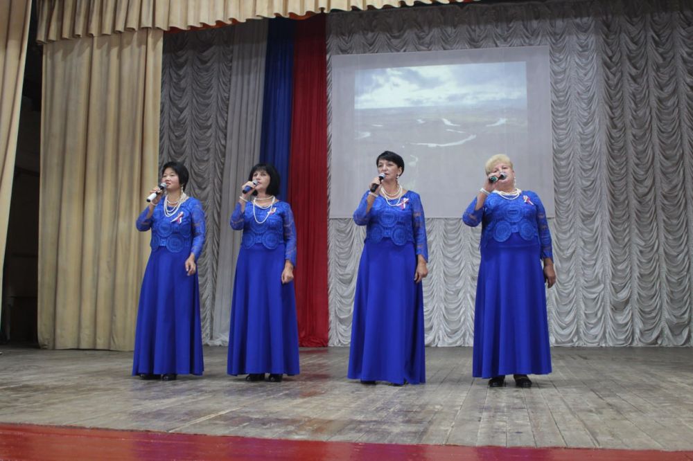 Виктория Грицай: В районном Доме культуры состоялся праздничный концерт «Под символом славным могучей державы», посвященный Дню Государственного флага Российской Федерации Виктория Грицай: В районном Доме культуры состоялся праздничный концерт «Под символом славным могучей державы», посвященный Дню Государственного флага Российской Федерации