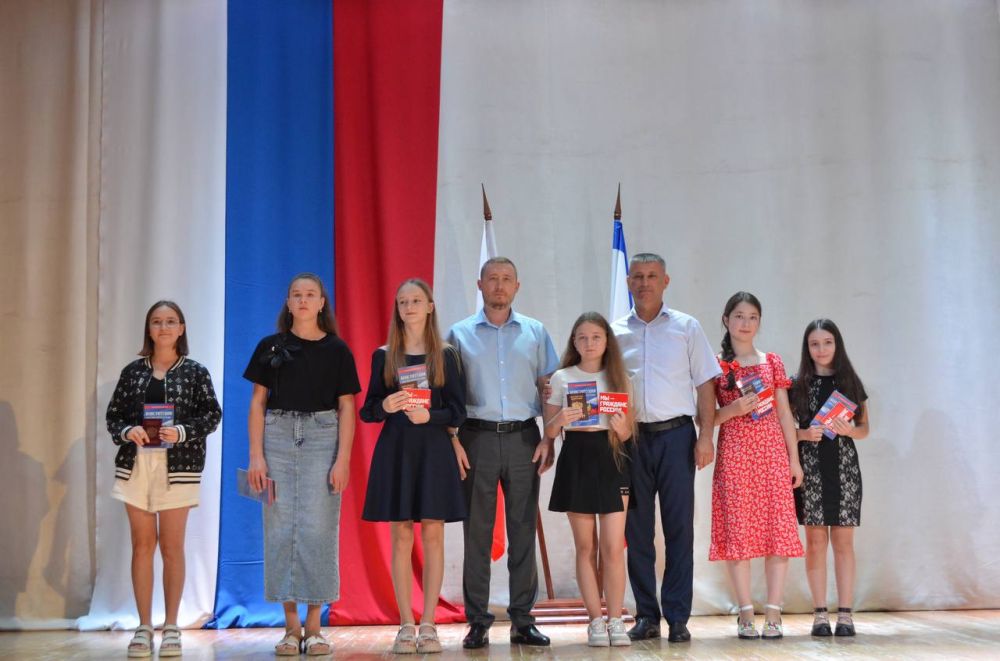 В Белогорском районном Доме культуры сегодня состоялось торжественное мероприятие, посвященное Дню Государственного флага Российской Федерации В Белогорском районном Доме культуры сегодня состоялось торжественное мероприятие, посвященное Дню Государственного флага Российской Федерации