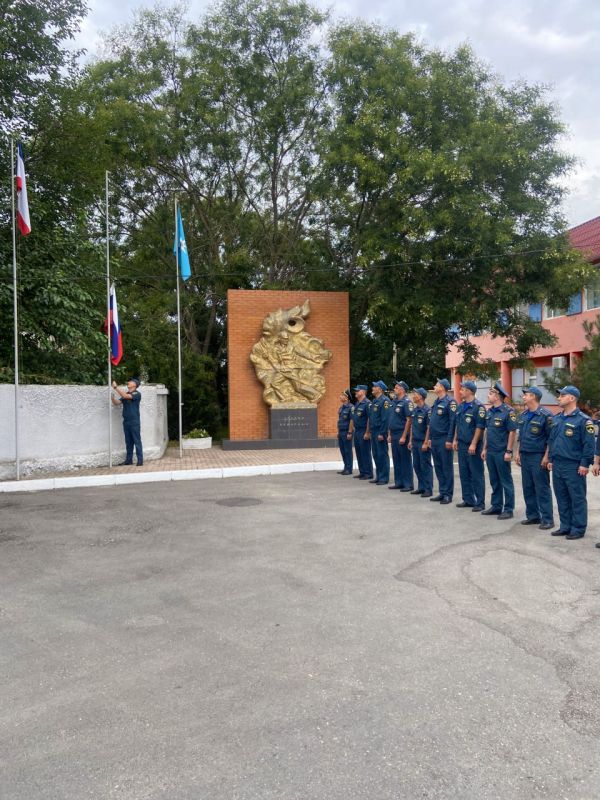 Сотрудники МЧС России в Крыму торжественно подняли триколор в День Государственного Флага РФ Сотрудники МЧС России в Крыму торжественно подняли триколор в День Государственного Флага РФ