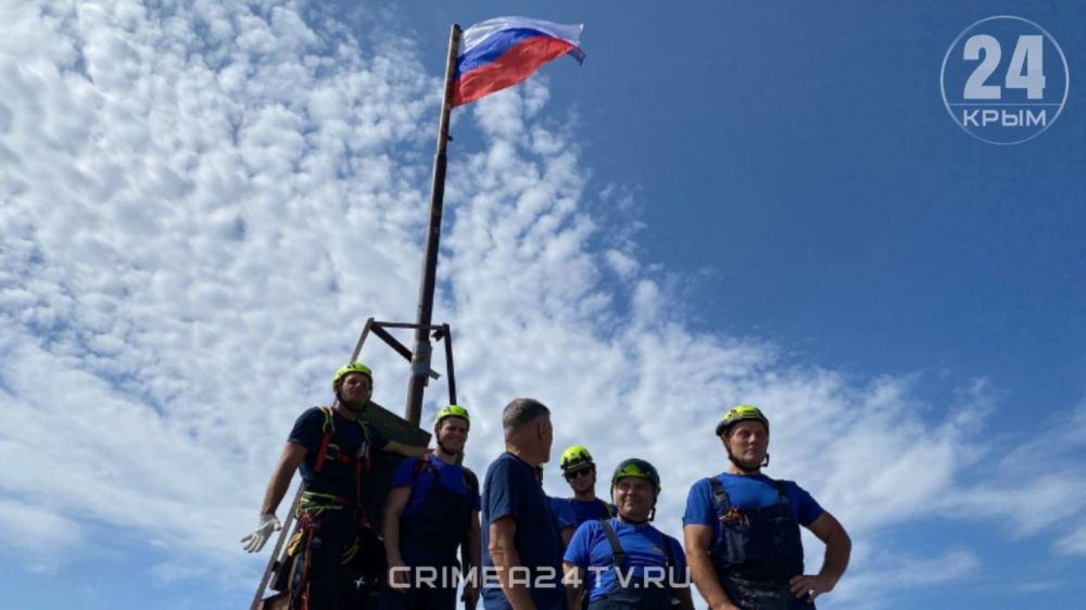 На Ай-Петри крымские спасатели установили флаг России На Ай-Петри крымские спасатели установили флаг России