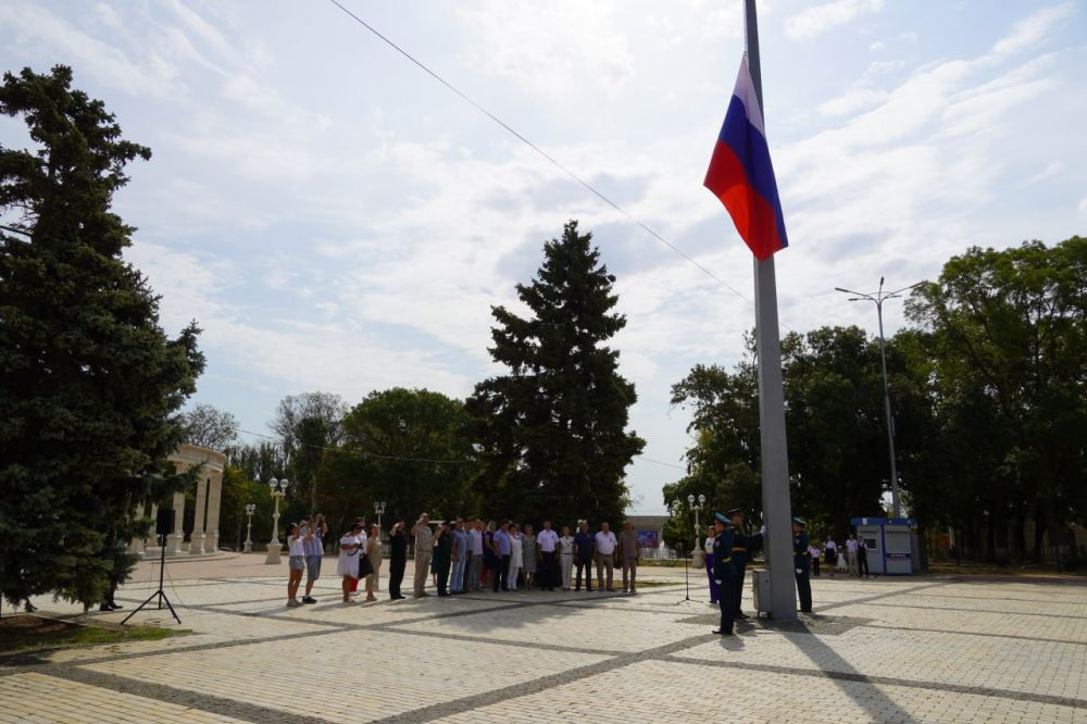 #с_праздником. В Керчи в День Государственного флага Российской Федерации состоялась церемония поднятия флага страны.... #с_праздником. В Керчи в День Государственного флага Российской Федерации состоялась церемония поднятия флага страны....