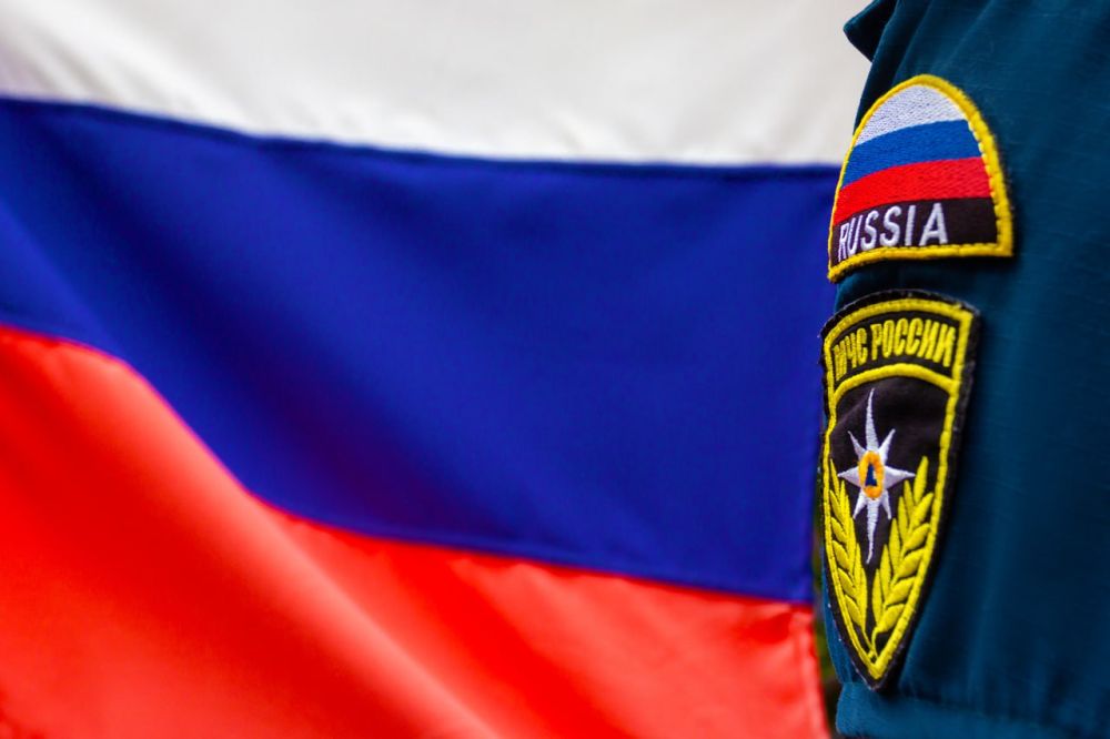 Сотрудники МЧС России в Крыму торжественно подняли триколор в День Государственного Флага РФ Сотрудники МЧС России в Крыму торжественно подняли триколор в День Государственного Флага РФ