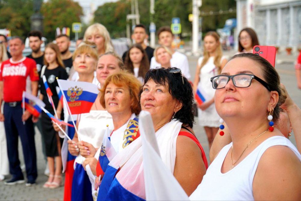Александр Юрьев: Утро праздничного дня началось с торжественного поднятия Государственного флага Российской Федерации Александр Юрьев: Утро праздничного дня началось с торжественного поднятия Государственного флага Российской Федерации
