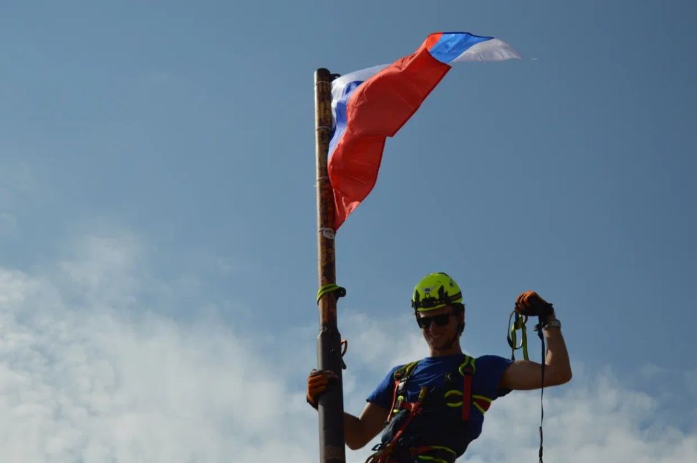 Крымские спасатели водрузили российский триколор на вершине Ай-Петри в честь Дня Государственного флага России Крымские спасатели водрузили российский триколор на вершине Ай-Петри в честь Дня Государственного флага России