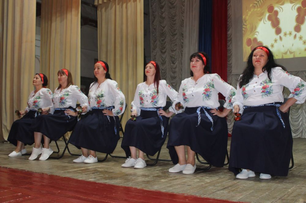 Виктория Грицай: В районном Доме культуры состоялся праздничный концерт «Под символом славным могучей державы», посвященный Дню Государственного флага Российской Федерации Виктория Грицай: В районном Доме культуры состоялся праздничный концерт «Под символом славным могучей державы», посвященный Дню Государственного флага Российской Федерации