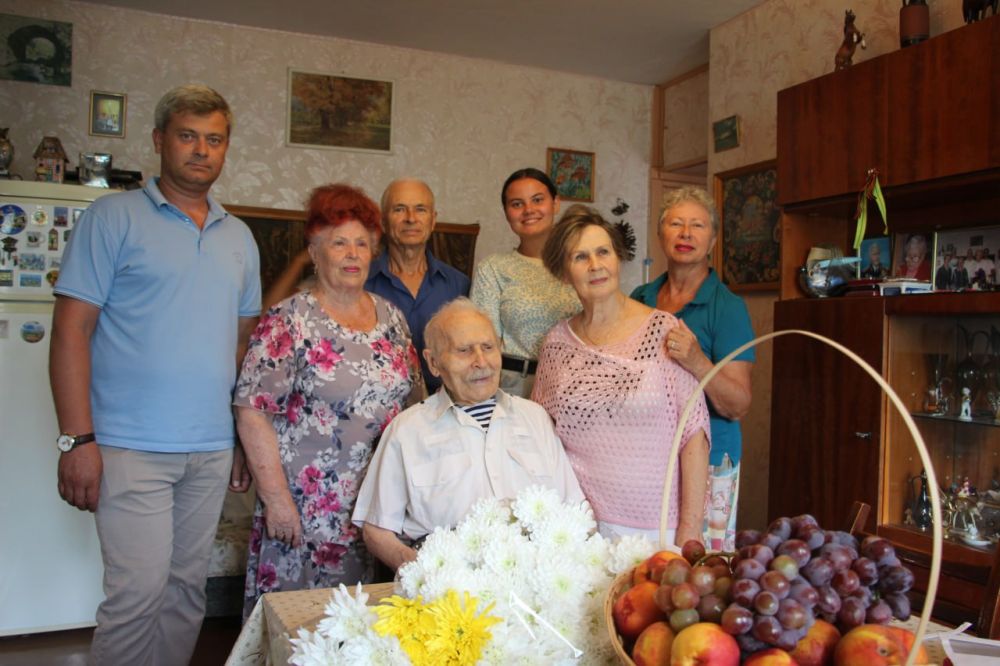 #юбилей. В Керчи поздравили ветерана ВОВ со 105-летием. И.о. заместителя главы администрации Эльдар МУЖДАБАЕВ приехал в гости к Михаилу Федотовичу КОЛЬЧЕНКО в день личного праздника #юбилей. В Керчи поздравили ветерана ВОВ со 105-летием. И.о. заместителя главы администрации Эльдар МУЖДАБАЕВ приехал в гости к Михаилу Федотовичу КОЛЬЧЕНКО в день личного праздника