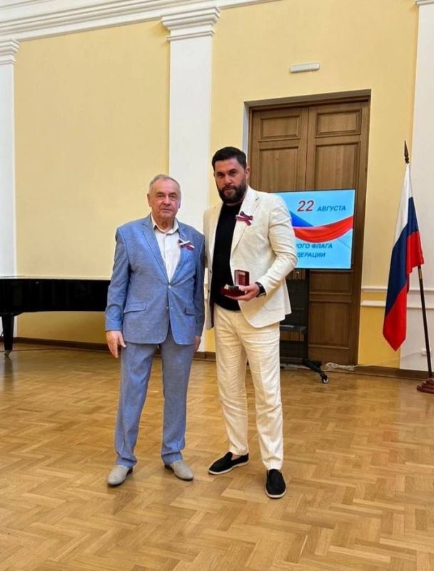 Ольга Торубарова: В день Государственного Флага, мои заместители : Бакалова Анна Анатольевна и Османов Шериф Тимурович получили награды Государственного Совета Республики Крым Ольга Торубарова: В день Государственного Флага, мои заместители : Бакалова Анна Анатольевна и Османов Шериф Тимурович получили награды Государственного Совета Республики Крым