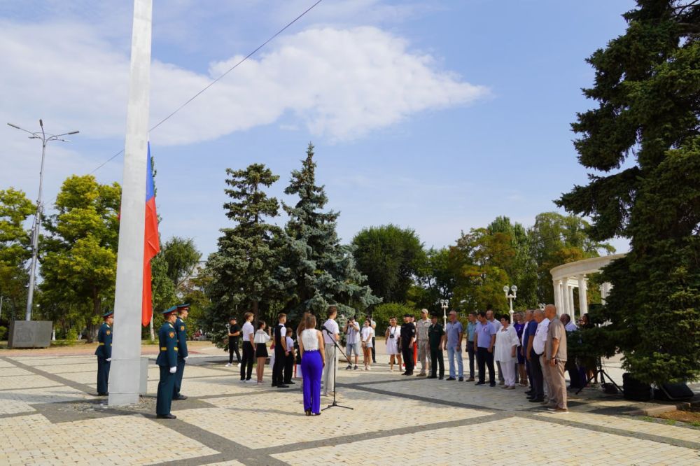 #с_праздником. В Керчи в День Государственного флага Российской Федерации состоялась церемония поднятия флага страны.... #с_праздником. В Керчи в День Государственного флага Российской Федерации состоялась церемония поднятия флага страны....