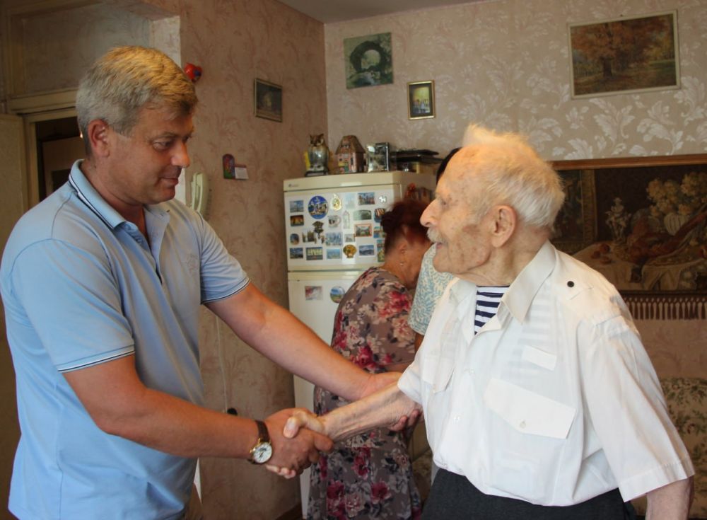 #юбилей. В Керчи поздравили ветерана ВОВ со 105-летием. И.о. заместителя главы администрации Эльдар МУЖДАБАЕВ приехал в гости к Михаилу Федотовичу КОЛЬЧЕНКО в день личного праздника #юбилей. В Керчи поздравили ветерана ВОВ со 105-летием. И.о. заместителя главы администрации Эльдар МУЖДАБАЕВ приехал в гости к Михаилу Федотовичу КОЛЬЧЕНКО в день личного праздника