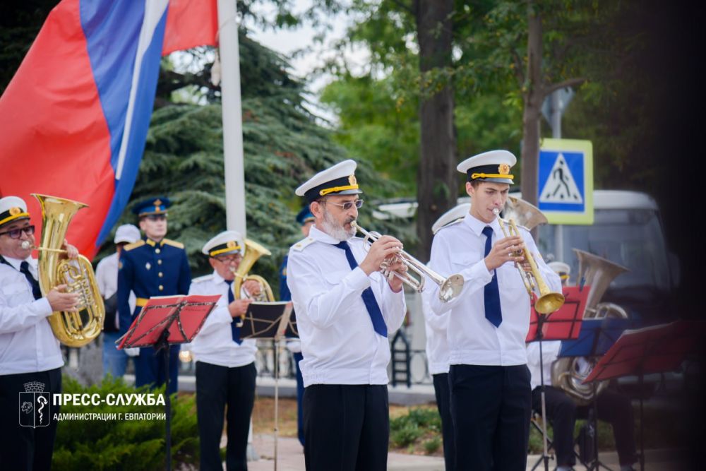 Евпатория отмечает День флага России Евпатория отмечает День флага России
