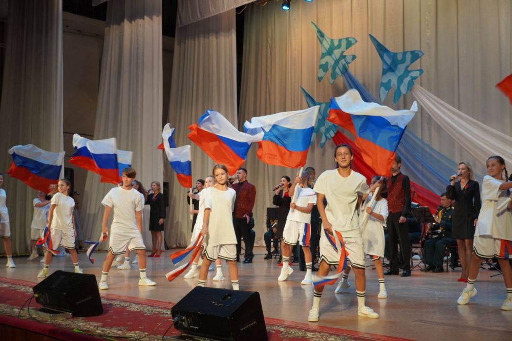 #праздник. В честь главного государственного символа страны в Керчи прошли торжественное собрание и праздничный концерт, посвященные Дню Государственного флага РФ #праздник. В честь главного государственного символа страны в Керчи прошли торжественное собрание и праздничный концерт, посвященные Дню Государственного флага РФ