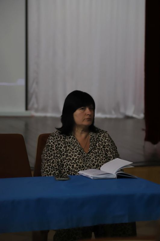 В Голубинском сельском доме культуры состоялась встреча руководства Бахчисарайского района совместно с руководителями ресурсоснабжающих организаций и актива населения Голубинского сельского поселения В Голубинском сельском доме культуры состоялась встреча руководства Бахчисарайского района совместно с руководителями ресурсоснабжающих организаций и актива населения Голубинского сельского поселения
