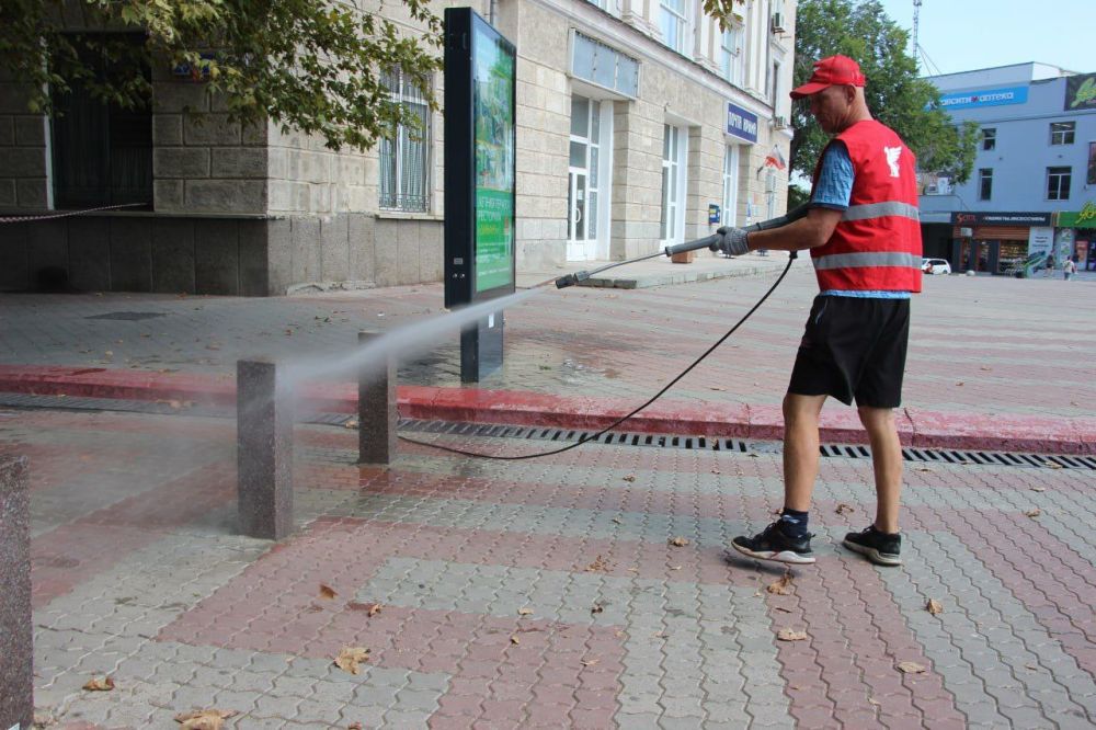 #жкх. Работа коммунальных служб на улице Ленина. Коммунальщики используют специальное оборудование для нанесения моющего... #жкх. Работа коммунальных служб на улице Ленина. Коммунальщики используют специальное оборудование для нанесения моющего...