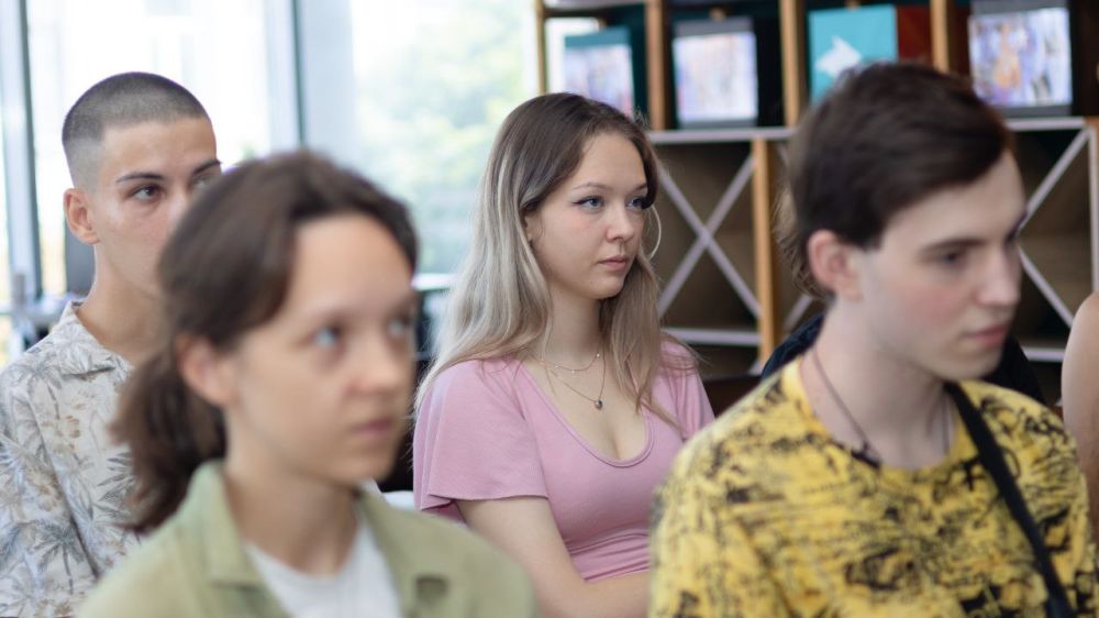 ЕДИНОЕ СТУДЕНЧЕСТВО!. На площадке «Доме Молодежи» председатель Госкомитета молодежной политики Алексей Зинченко встретился... ЕДИНОЕ СТУДЕНЧЕСТВО!. На площадке «Доме Молодежи» председатель Госкомитета молодежной политики Алексей Зинченко встретился...