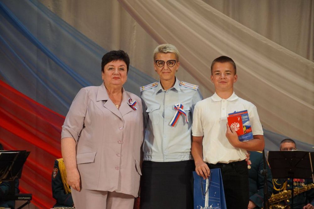 #праздник. В честь главного государственного символа страны в Керчи прошли торжественное собрание и праздничный концерт, посвященные Дню Государственного флага РФ #праздник. В честь главного государственного символа страны в Керчи прошли торжественное собрание и праздничный концерт, посвященные Дню Государственного флага РФ