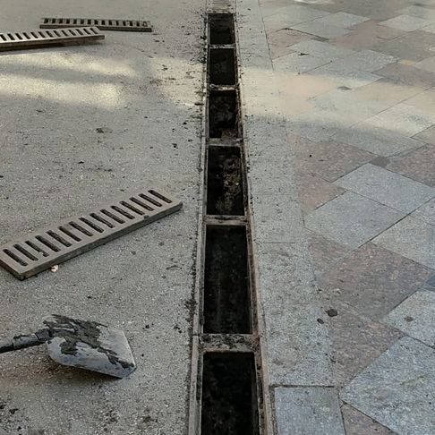 В Ялте продолжают чистить и менять систему ливнеотводов В Ялте продолжают чистить и менять систему ливнеотводов